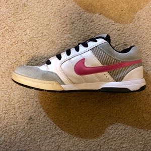 Nike 6.0 women’s size 9 white, blue, pink